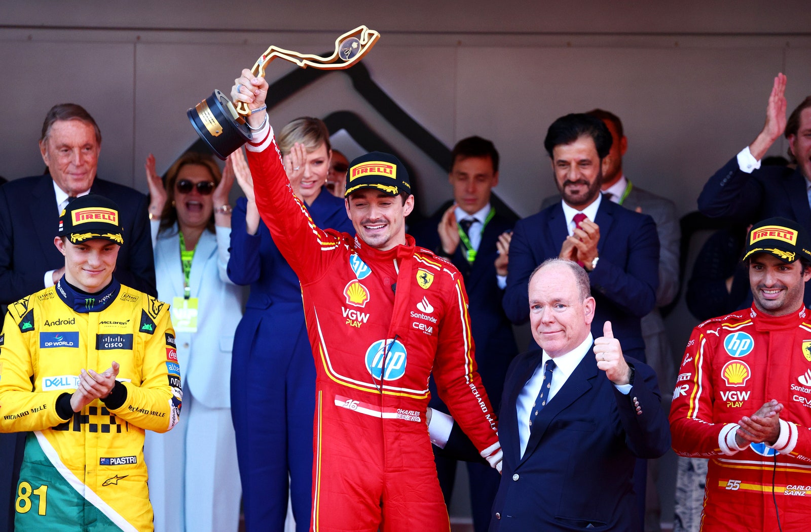 Charles Leclerc col principe Alberto alla vittoria del Gp di Monaco