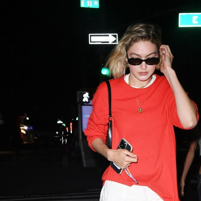 Gigi Hadid, in gonna bianca e sneakers: il look Easy romantic dell'estate 2024