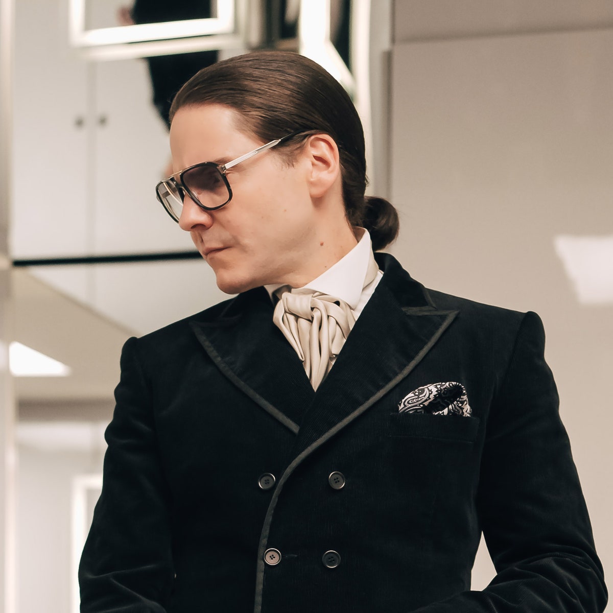 Daniel Bruhl racconta il suo Karl Lagerfeld a Vogue Italia: «Un uomo affamato di successo, tra glamour e romanticismo»