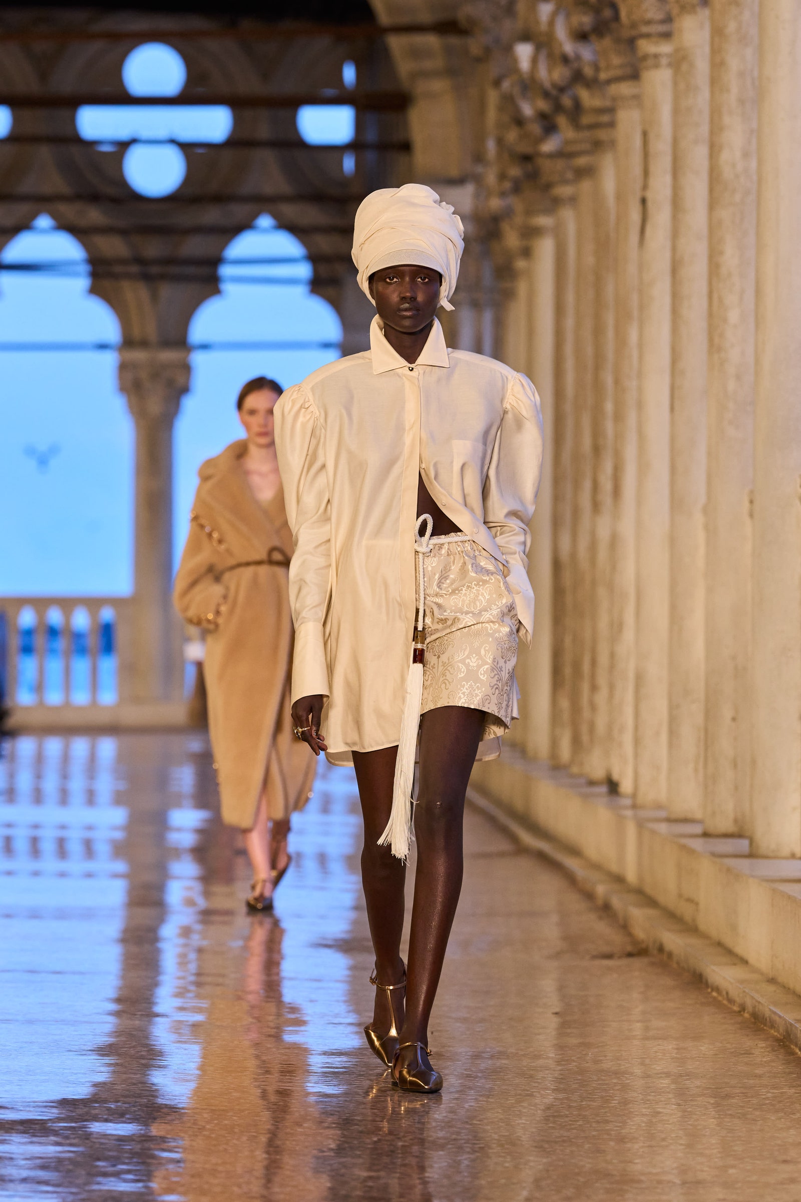 La sfilata Max Mara Resort 2025 a Palazzo Ducale di Venezia è una interpretazione femminile della figura di Marco Polo