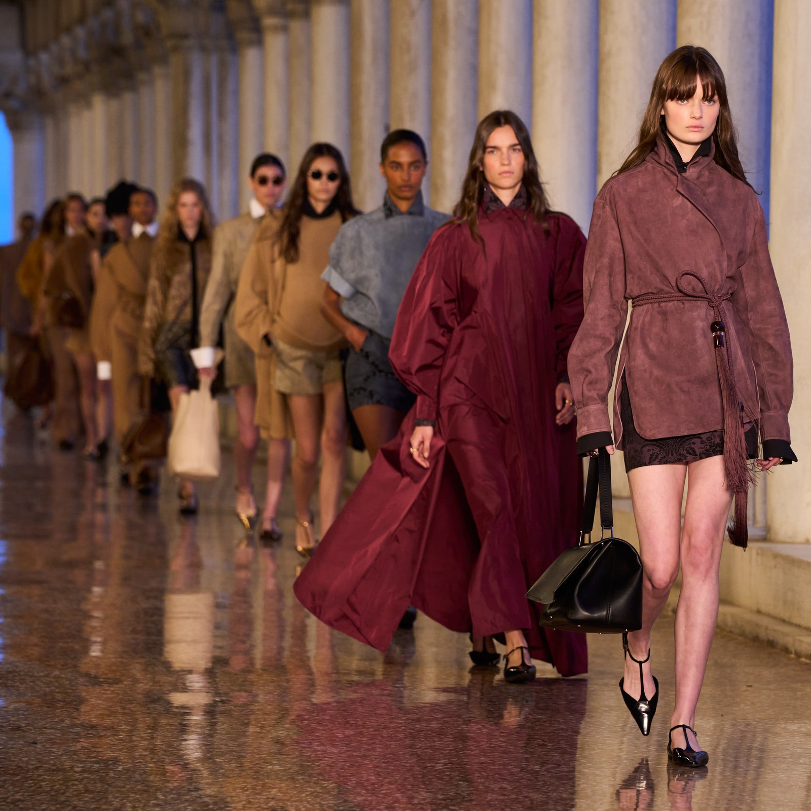 La sfilata Max Mara Resort 2025 a Palazzo Ducale di Venezia è una interpretazione femminile della figura di Marco Polo