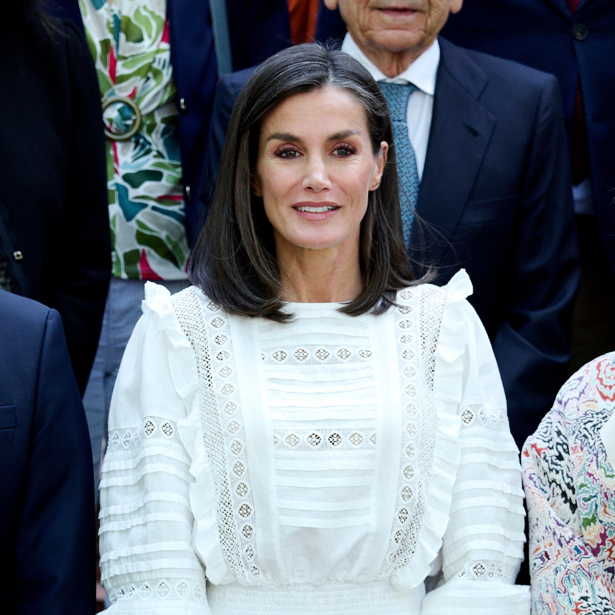 Letizia di Spagna, con pantaloni bianchi e blusa crea il look più romantico dell'estate 2024