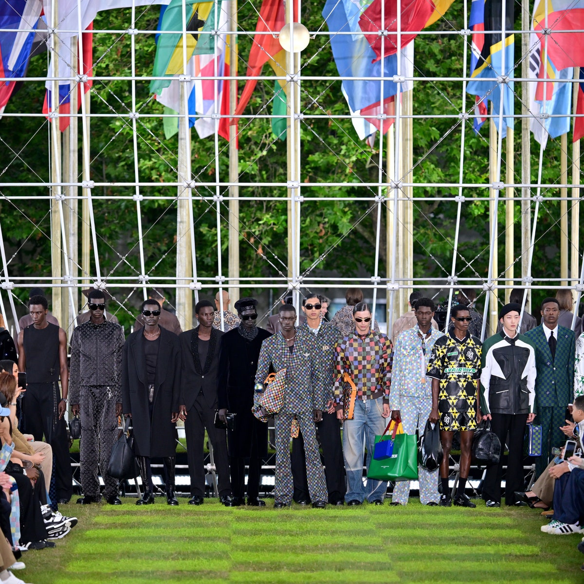 Condividere il mondo, casa dell'umanità: la sfilata uomo di Louis Vuitton nel giardino della Maison de l'UNESCO