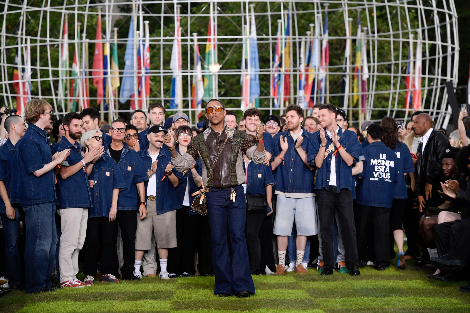 Pharrell Williams con il suo team nel finale dello show Louis Vuitton uomo primavera estate 2025