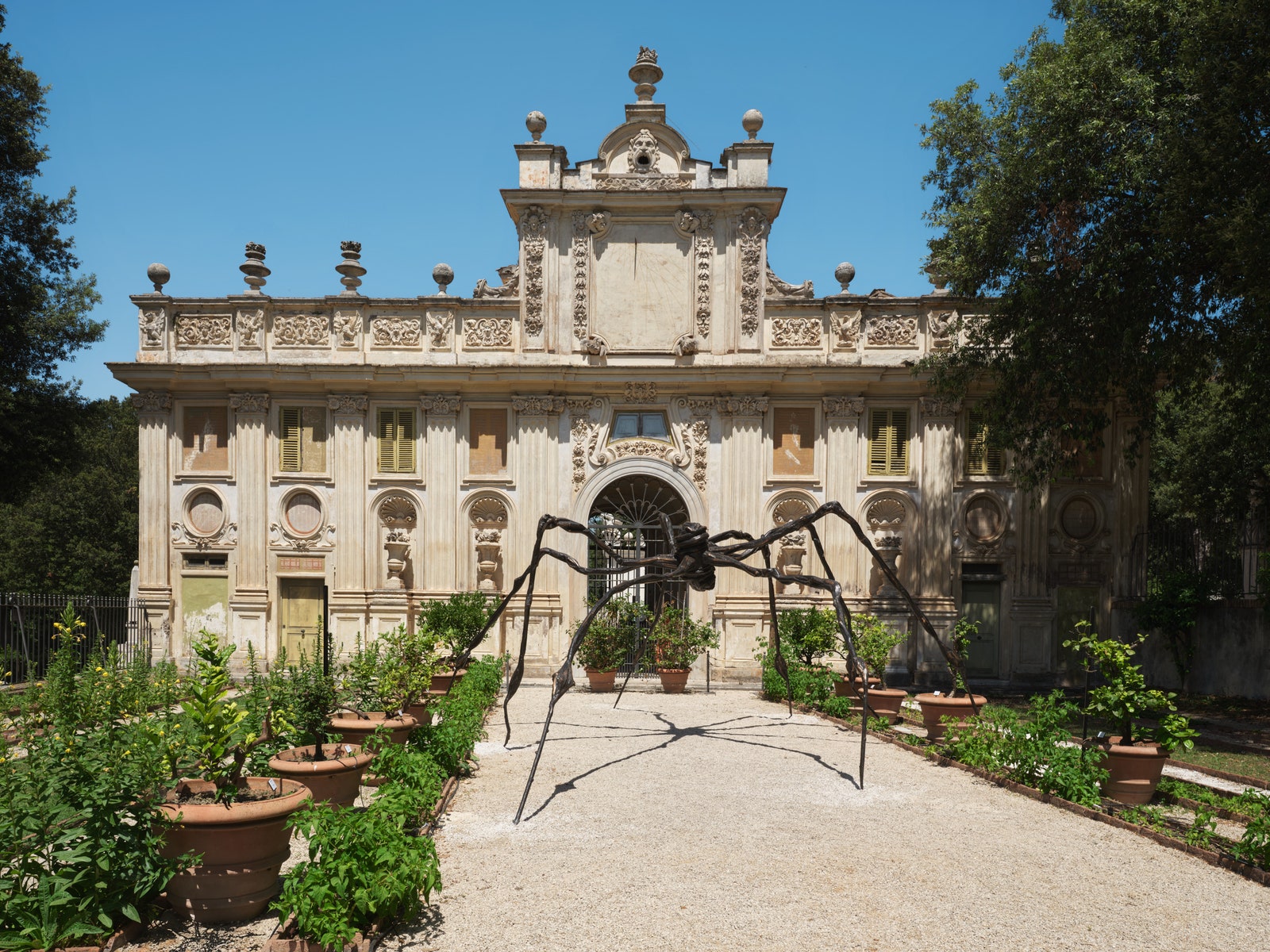 Installazione davanti alla Galleria Borghese di Roma © The Easton FoundationLicensed bySIAE2024andVAGA at Artists Rights...