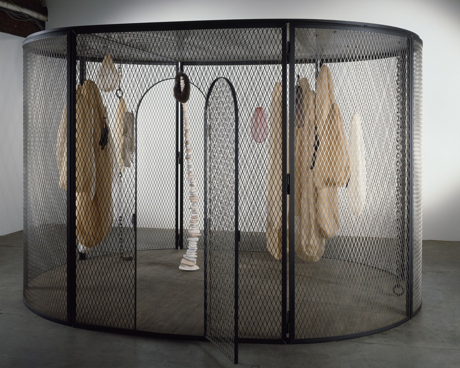 Louise Bourgeois PEAUX DE LAPINS CHIFFONS FERRAILLES À VENDRE 2006 Photo Christopher Burke © The Easton...