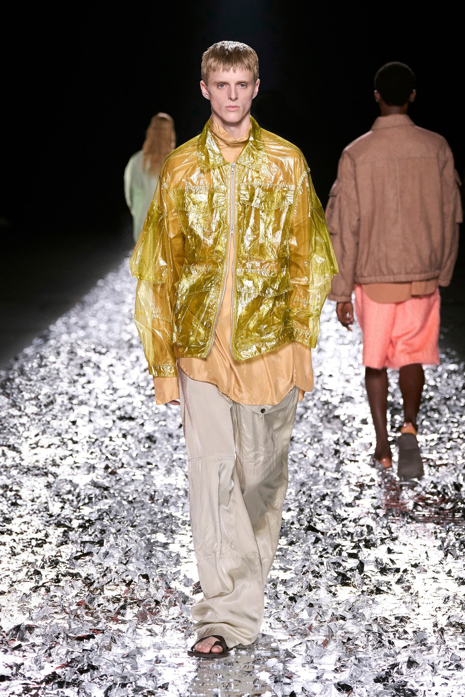 L'ultima sfilata di Dries Van Noten e il racconto del dietro le quinte