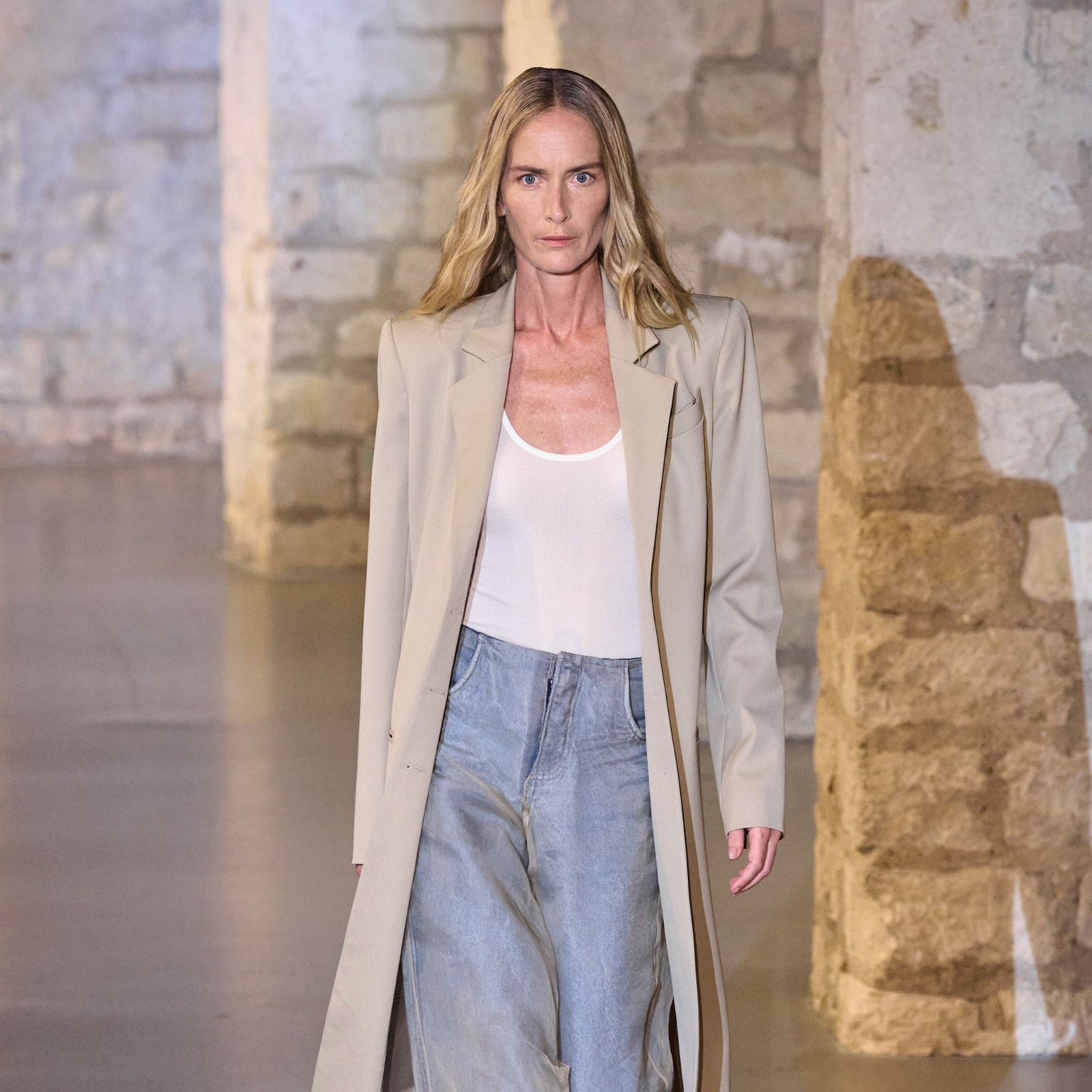 Giacca beige e jeans in 5 outfit casual luxury perfetti per il tempo incerto dell'estate 2024