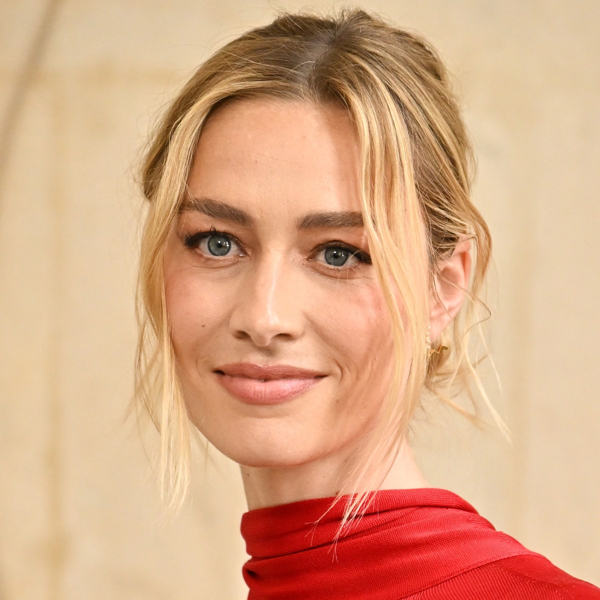 Beatrice Borromeo, con il vestito rosso fluido è la Lady in red della Dior Haute Couture