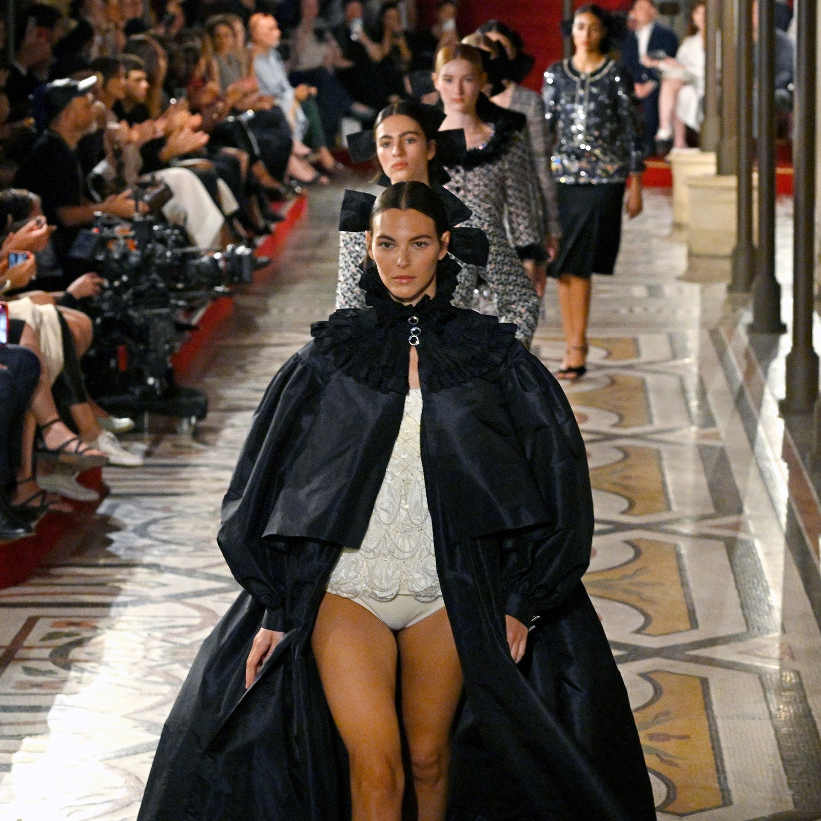 Cappe e fiocchi tra i capelli, la sfilata Chanel Haute Couture autunno inverno 2024 2025 ci porta nel passato e celebra l'opera