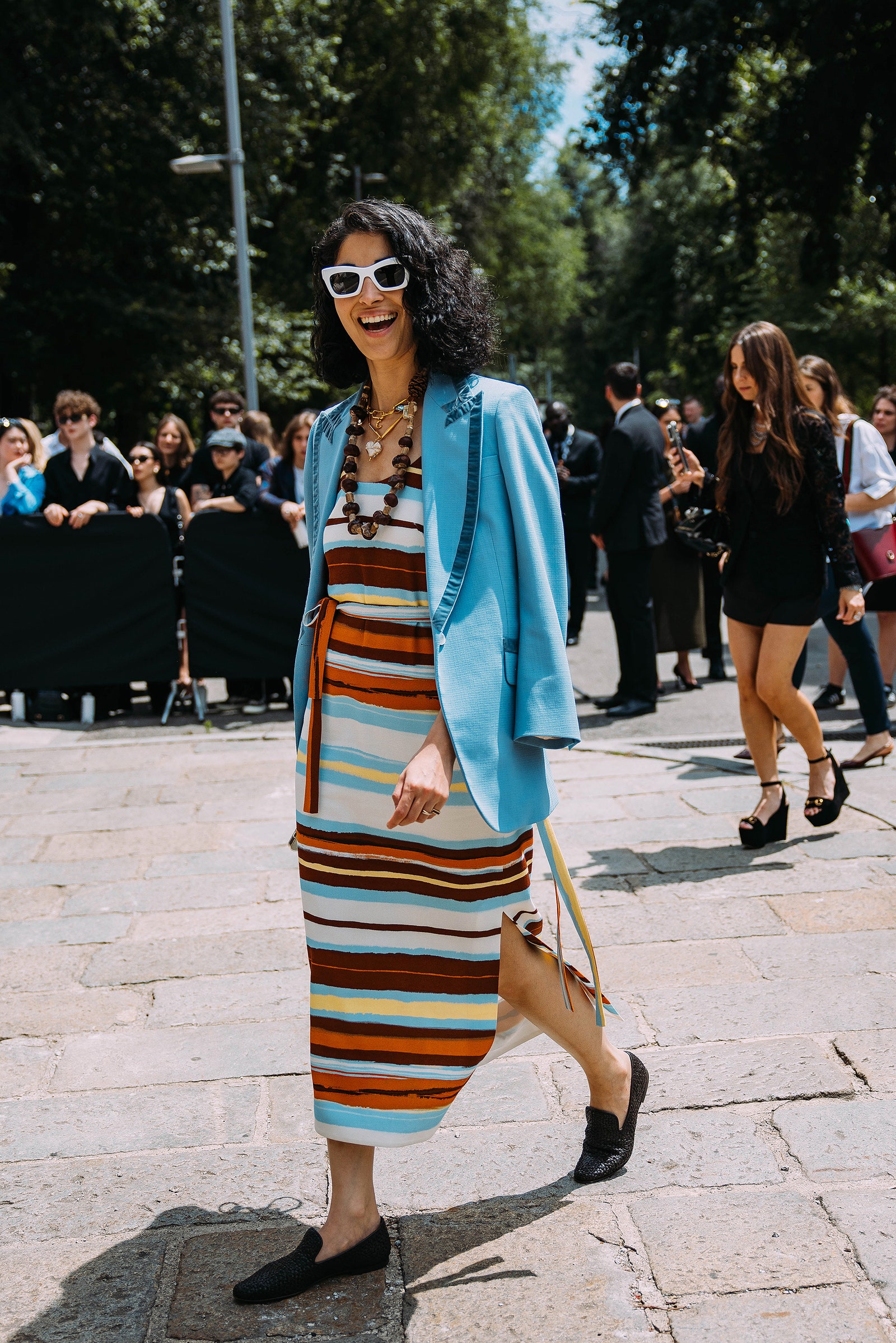 Vestido midi de rayas con mocasines texturizados street style PrimaveraVerano 2024.