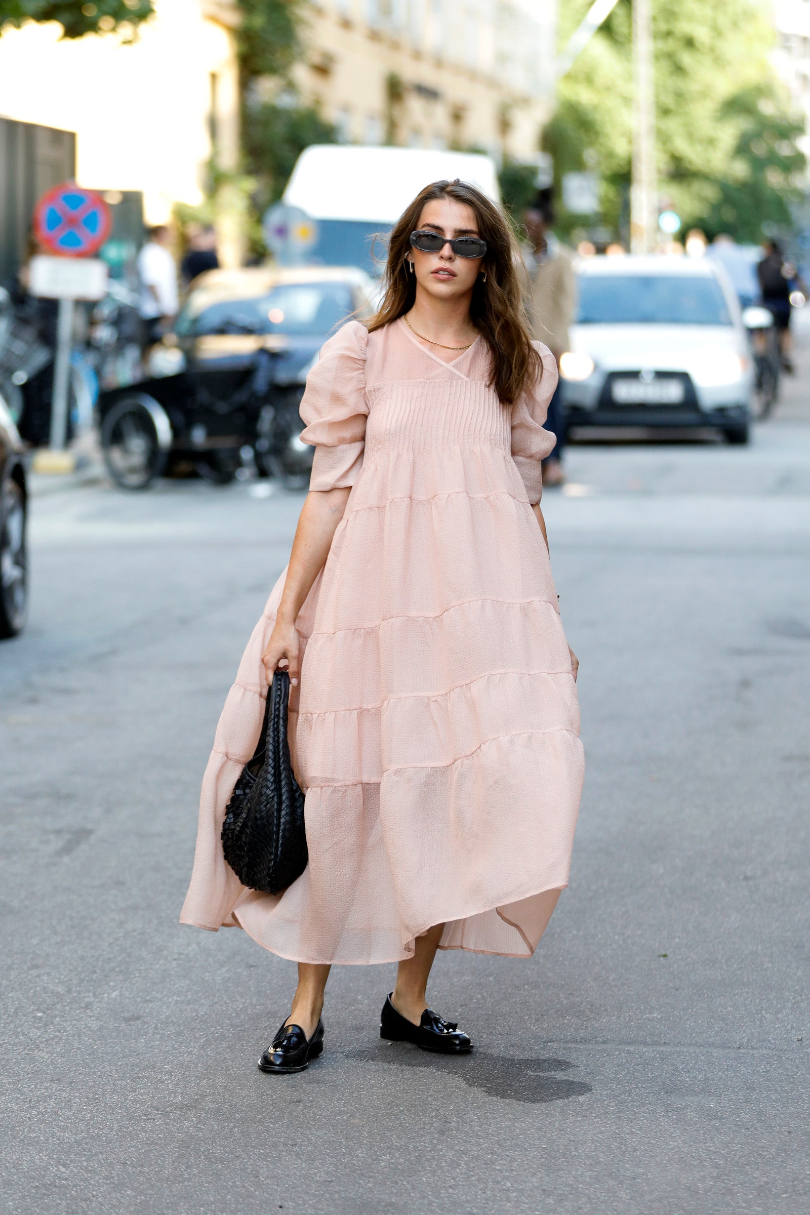 mujer con vestido rosa plido y mocasines negros