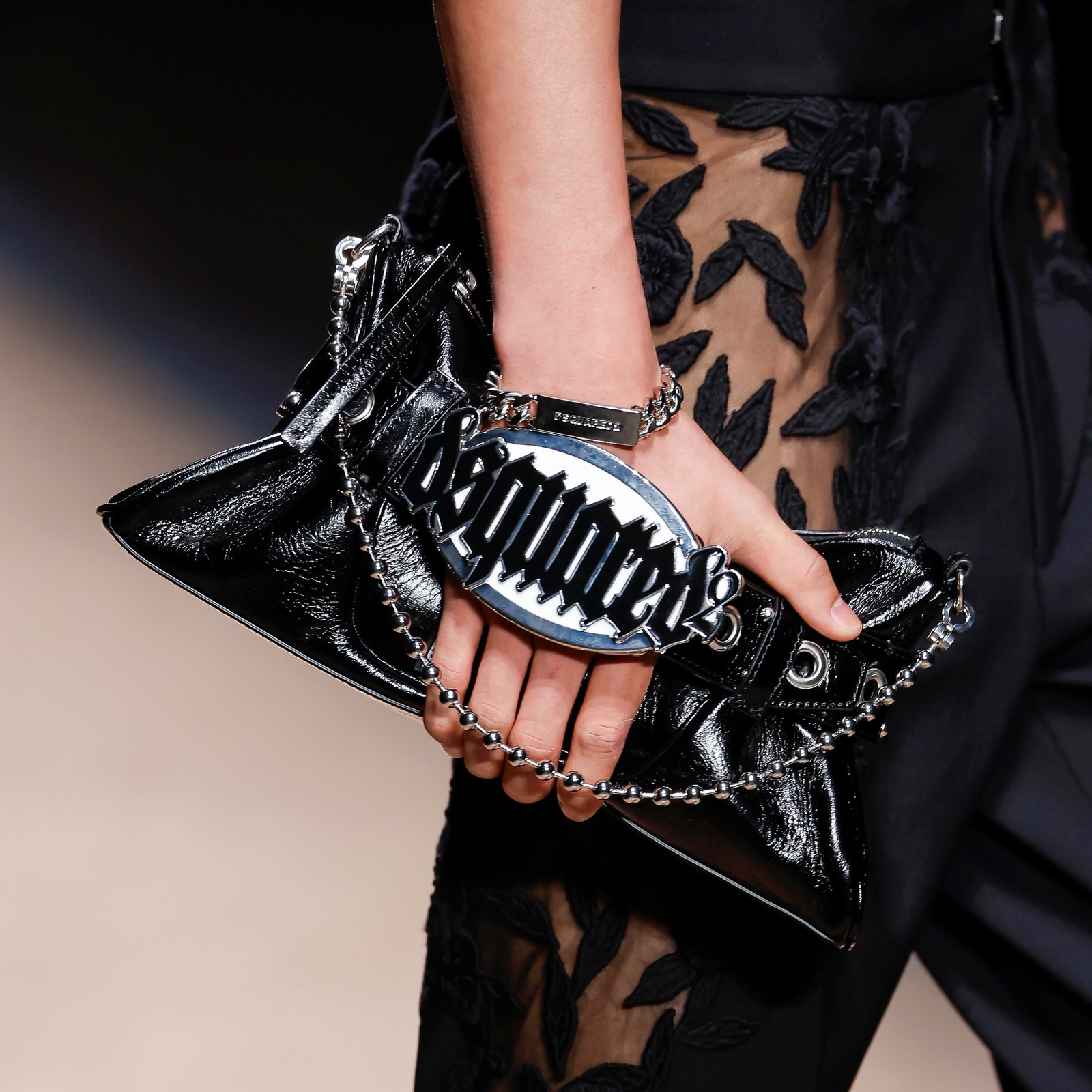 Se la Gothic Belt Bag di Dsquared2 fosse uscita da un film, sarebbe un Tim Burton