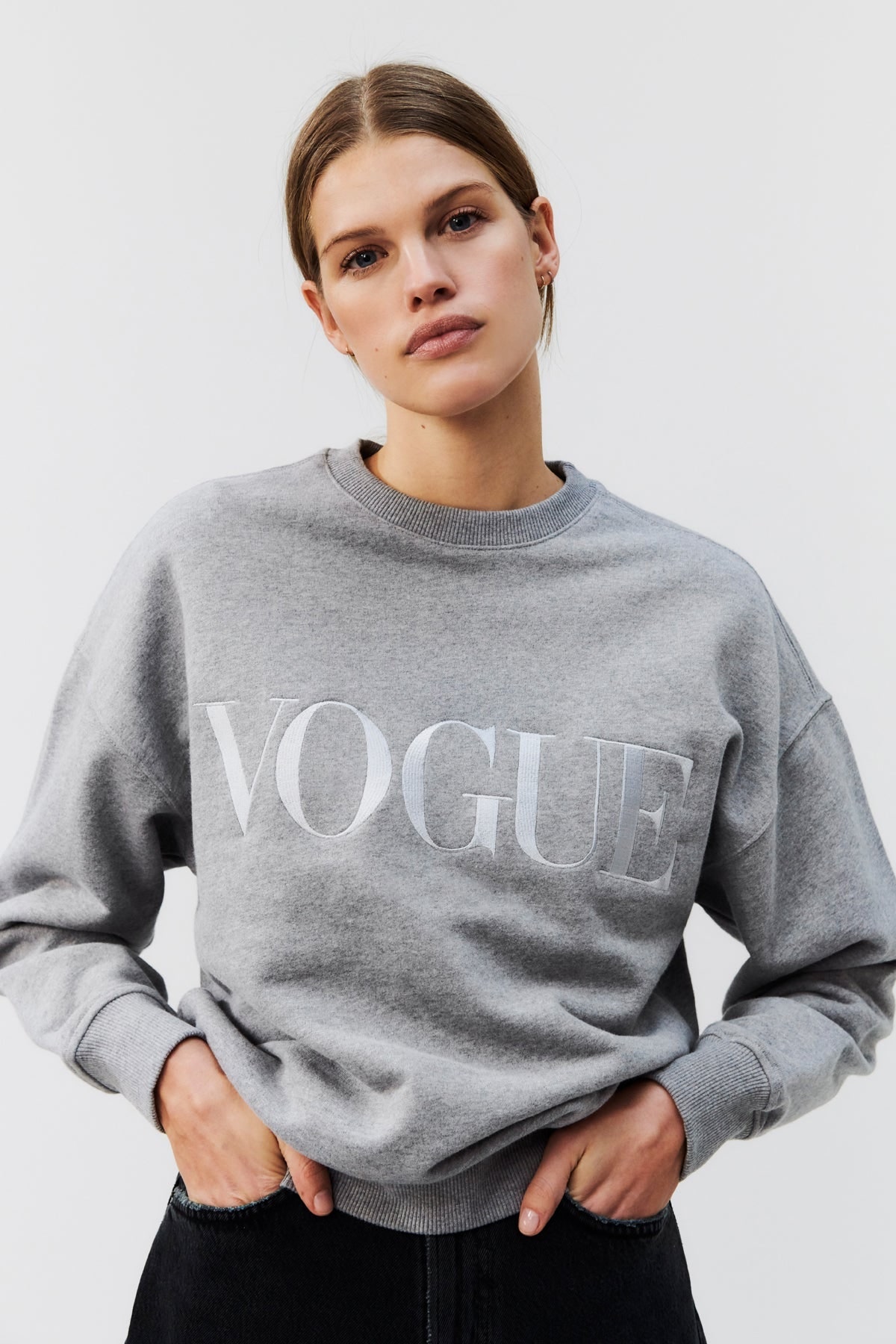 Felpa VOGUE grigia con logo ricamato