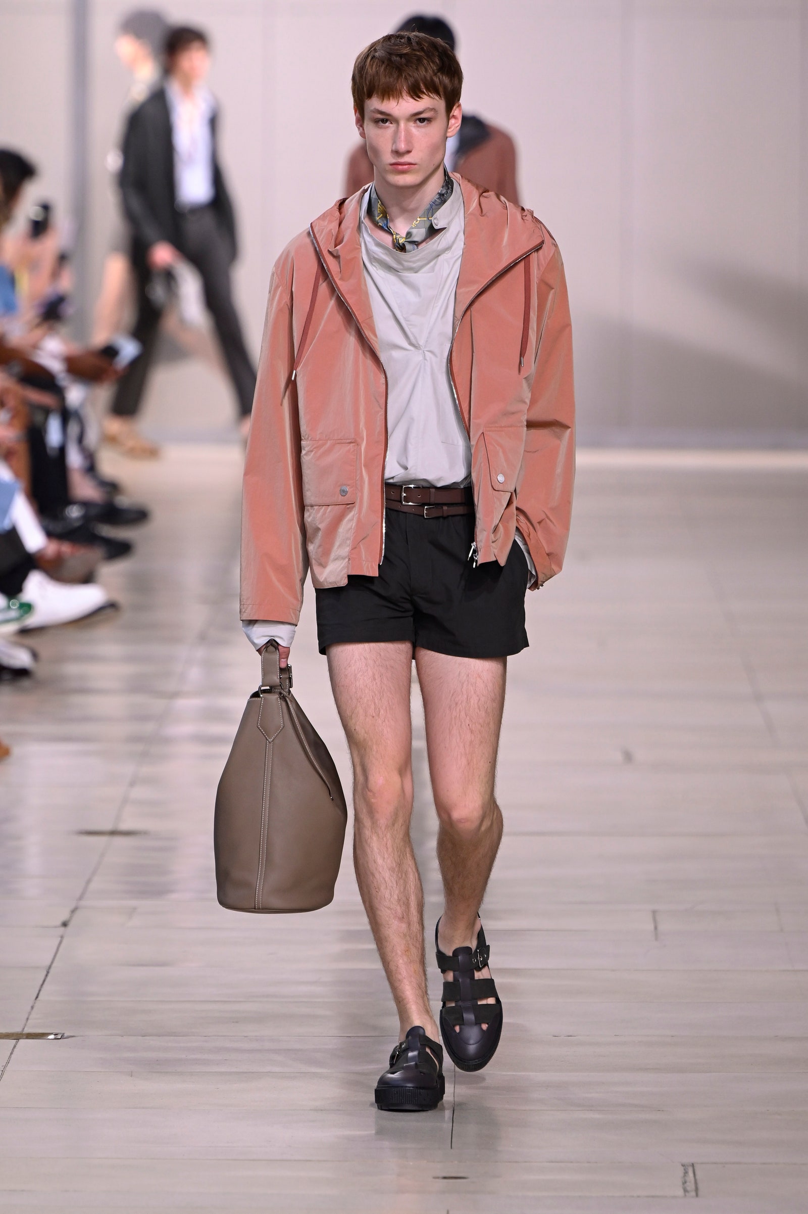 Un look della collezione Hermès PrimaveraEstate 2024