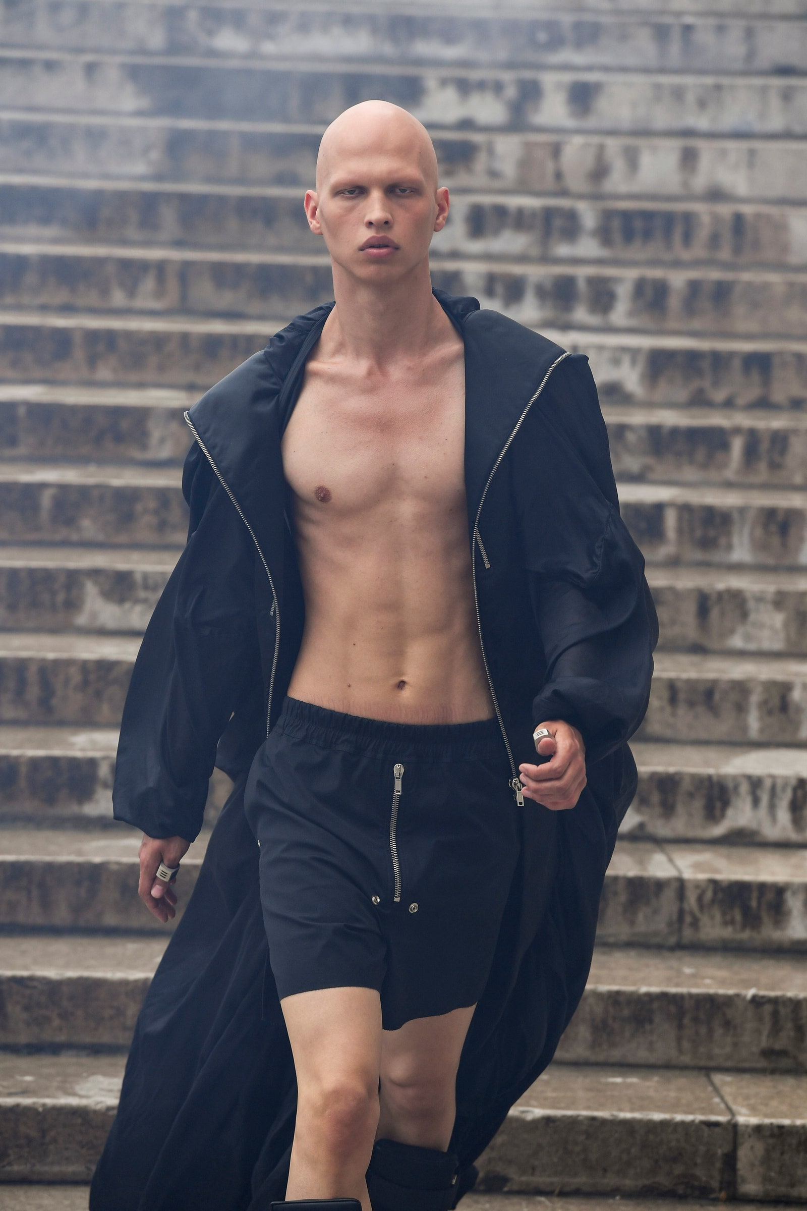 Un look della collezione Rick Owens PrimaveraEstate 2024