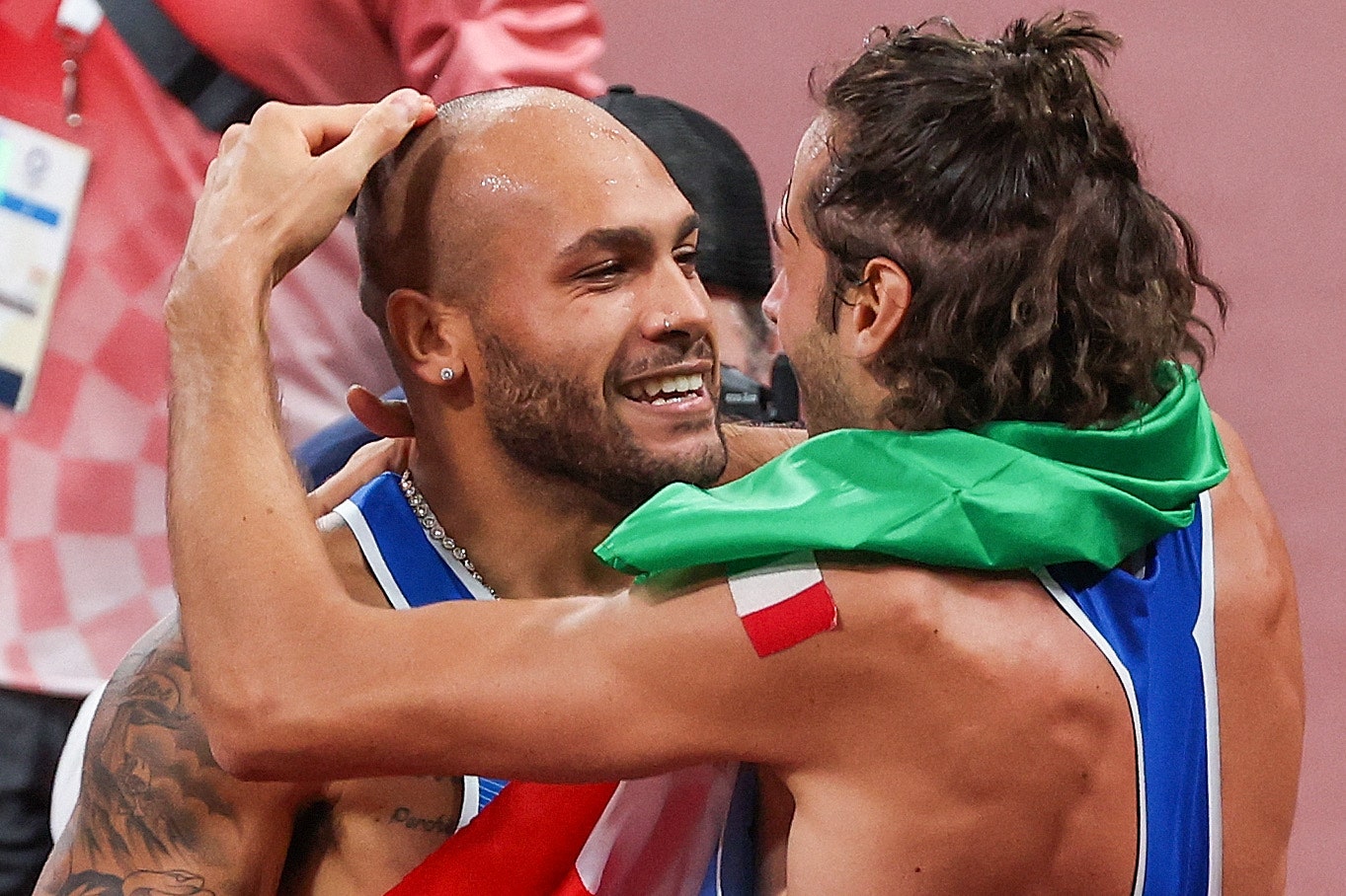 Marcell Jacobs e Gianmarco Tamberi festeggiano le rispettive medaglie d'Oro alle Olimpiadi di Tokyo 2020