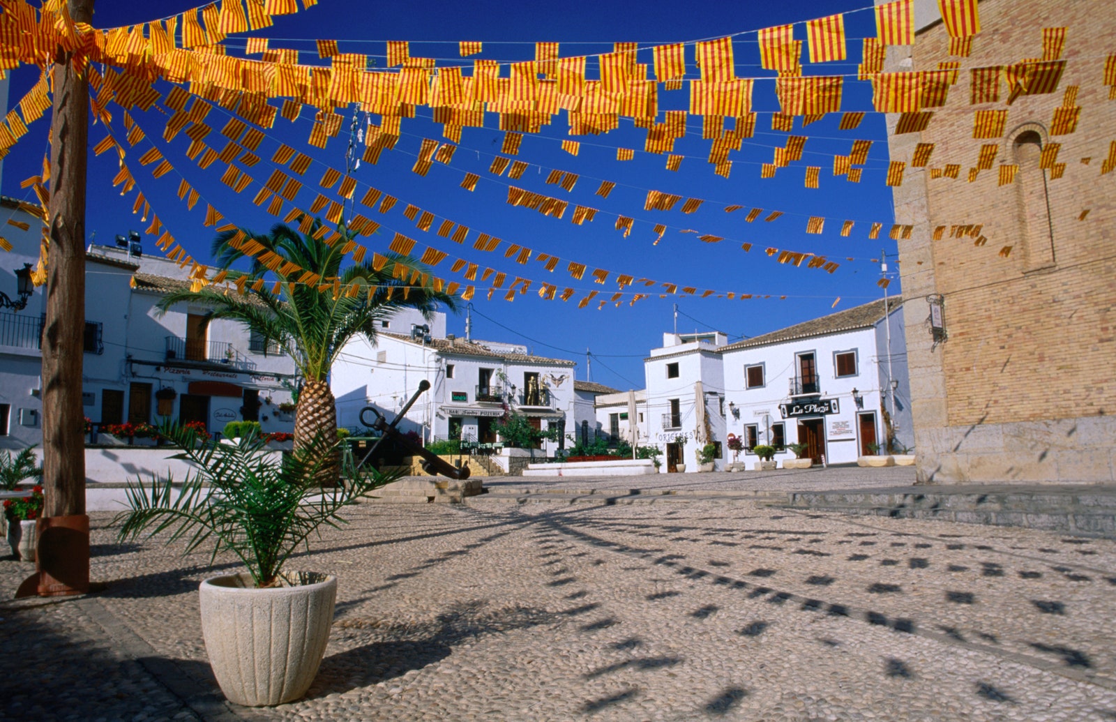 Il centro di Altea decorato con le bandiere valenciane