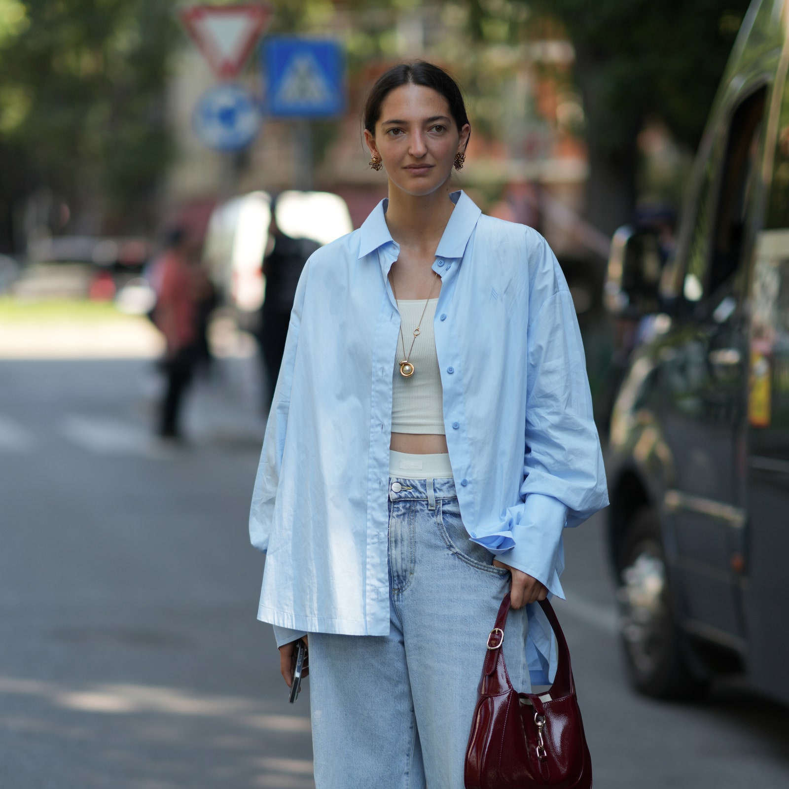 Come indossare i jeans wide leg in 6 outfit comfy chic secondo la moda street style dell'estate 2024