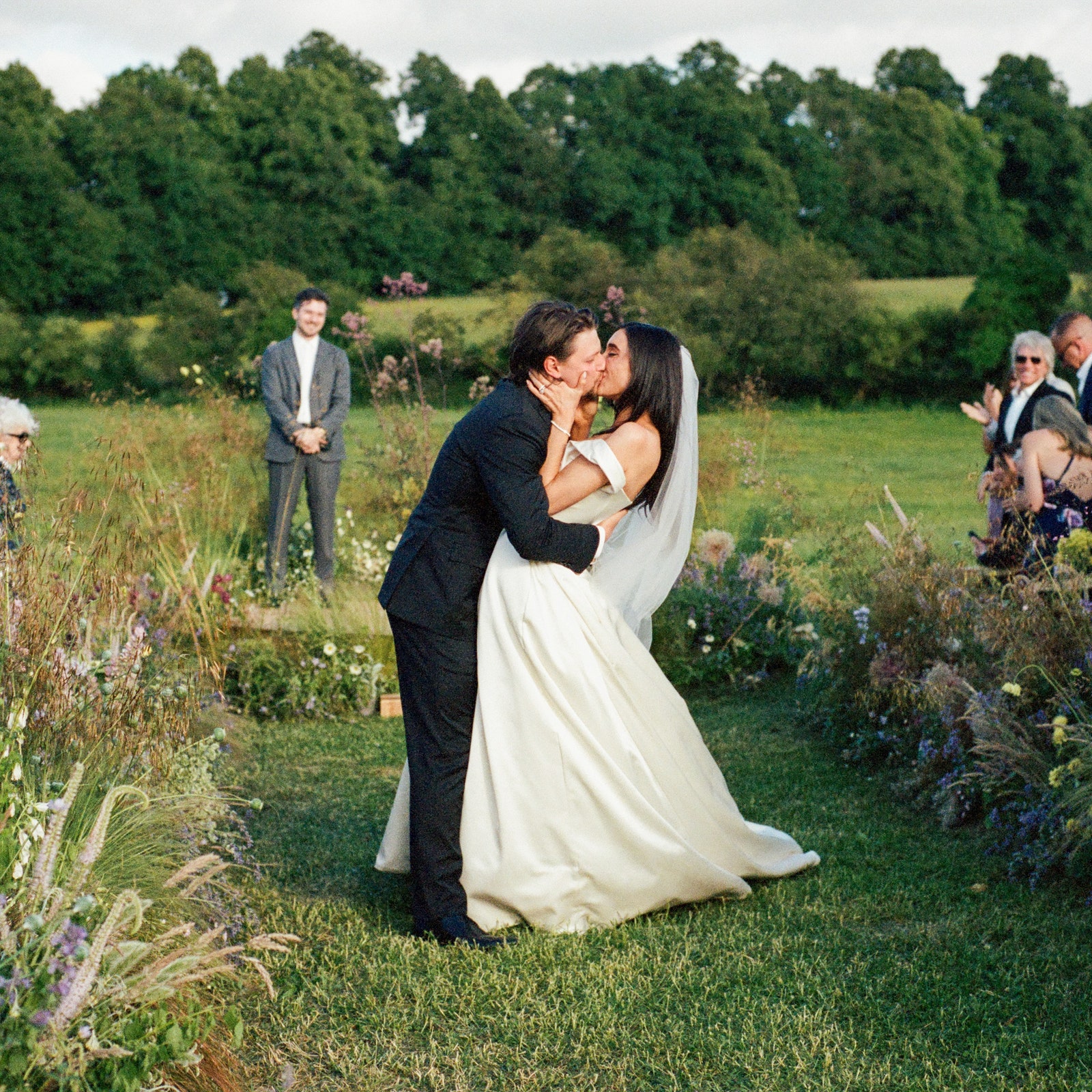Il matrimonio bucolico di Jesse Light e Jesse Bongiovi nella campagna inglese. Per La sposa 3 abiti Vivienne Westwood