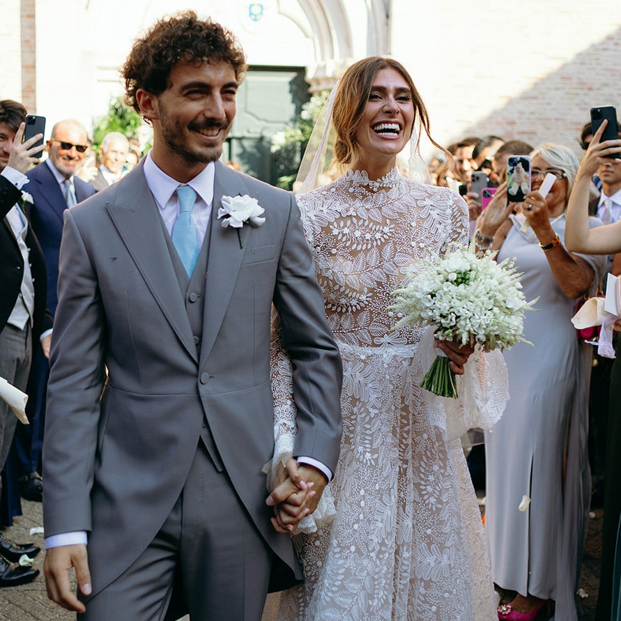 Il matrimonio di Francesco Bagnaia e Domizia Castagnini in abiti da sposa Andrea Sedici e Gucci. Il racconto a Vogue Italia e l'album delle nozze