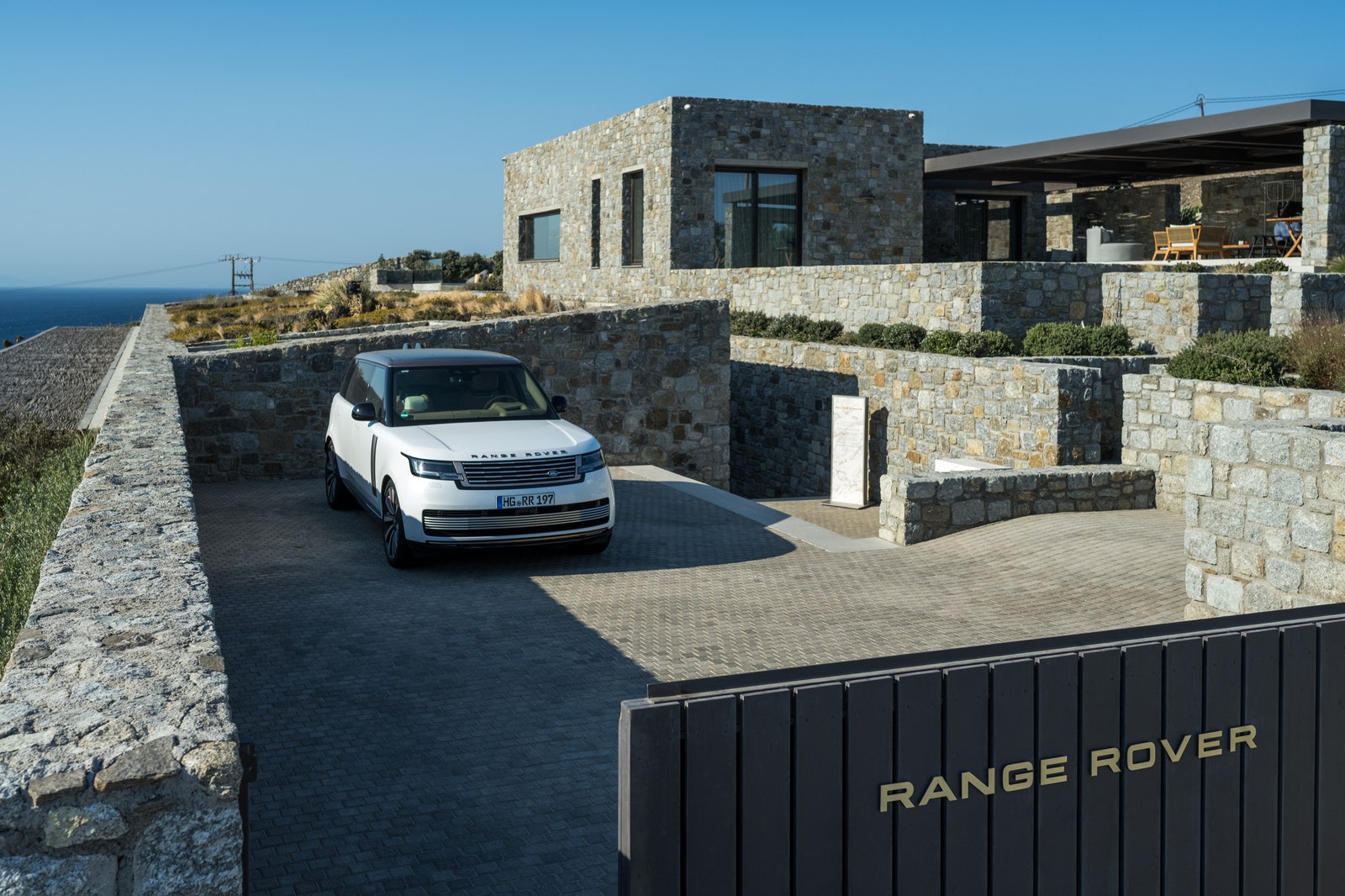 Celestial Collection Range Rover apre la house a Mykonos