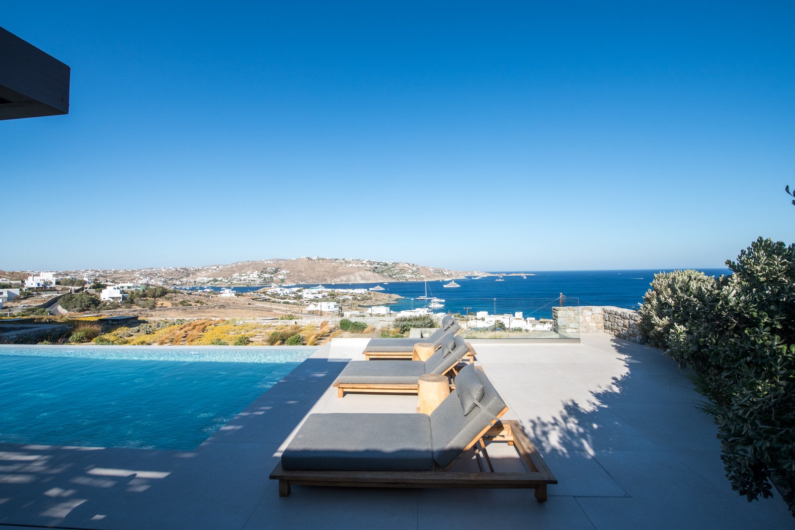 Celestial Collection Range Rover apre la house a Mykonos