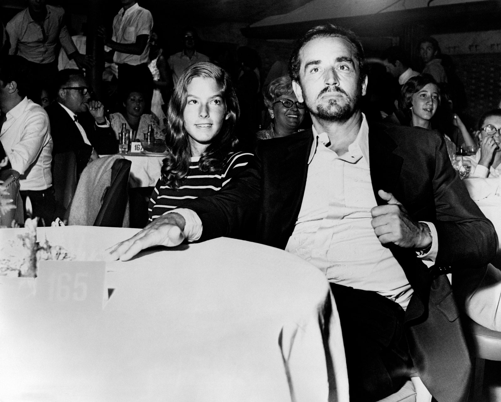 Vittorio Gassman con la figlia Vittoria al bar della Bussola nel 1968 mentre attende un concerto di Charles Aznavour