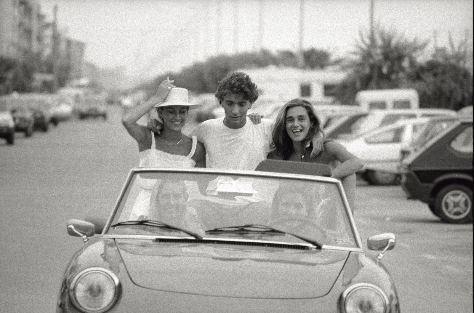 Un gruppo di giovani su un'Alfa Romeo Spider a Forte dei Marmi 1982