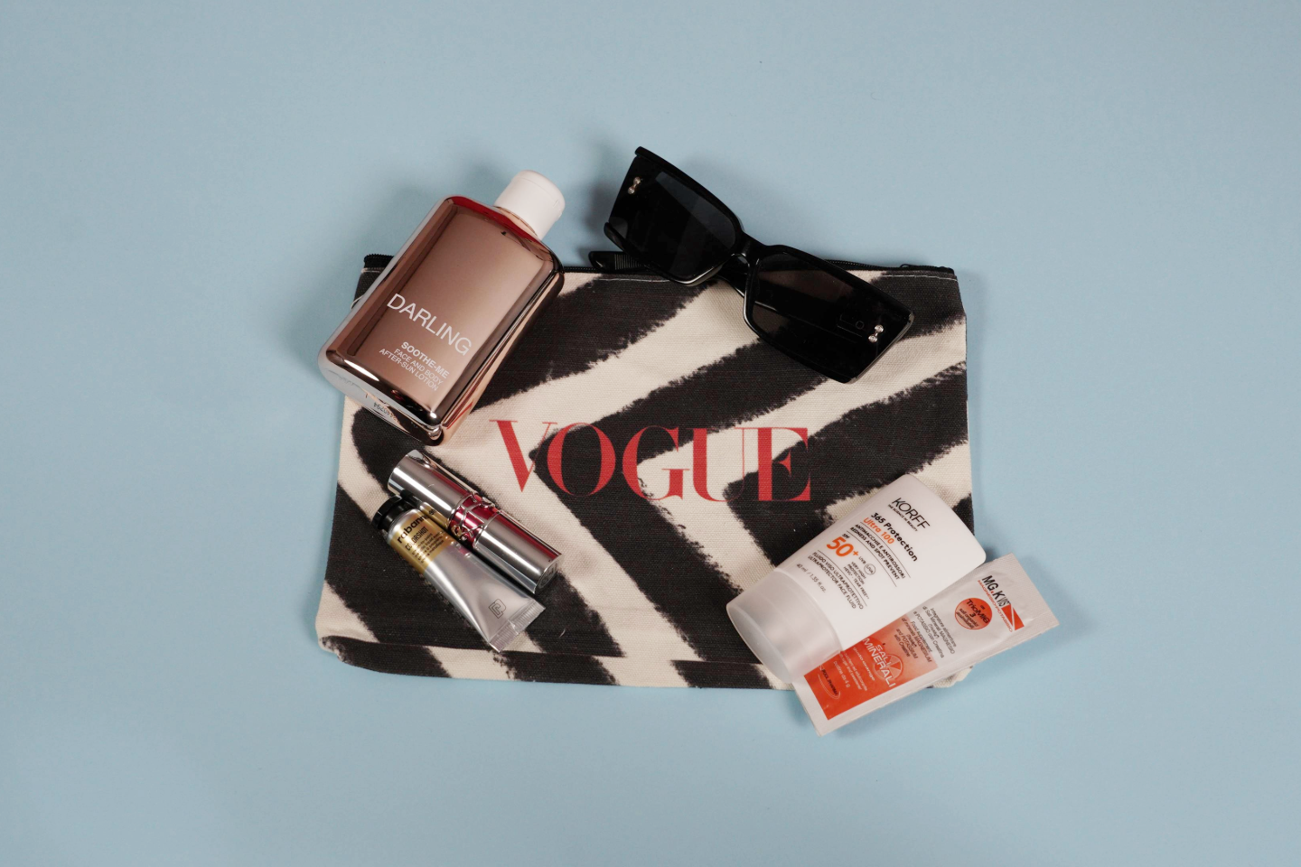 Pochette Vogue per gli essenziali dell'estate in edicola dal 23 luglio.