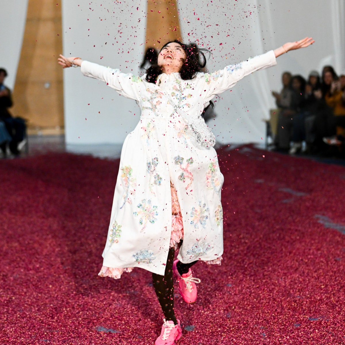 La bellezza gentile e il caos matematico di Susan Fang, che sfilerà alla prossima Milano Fashion Week con il supporto di Dolce&Gabbana