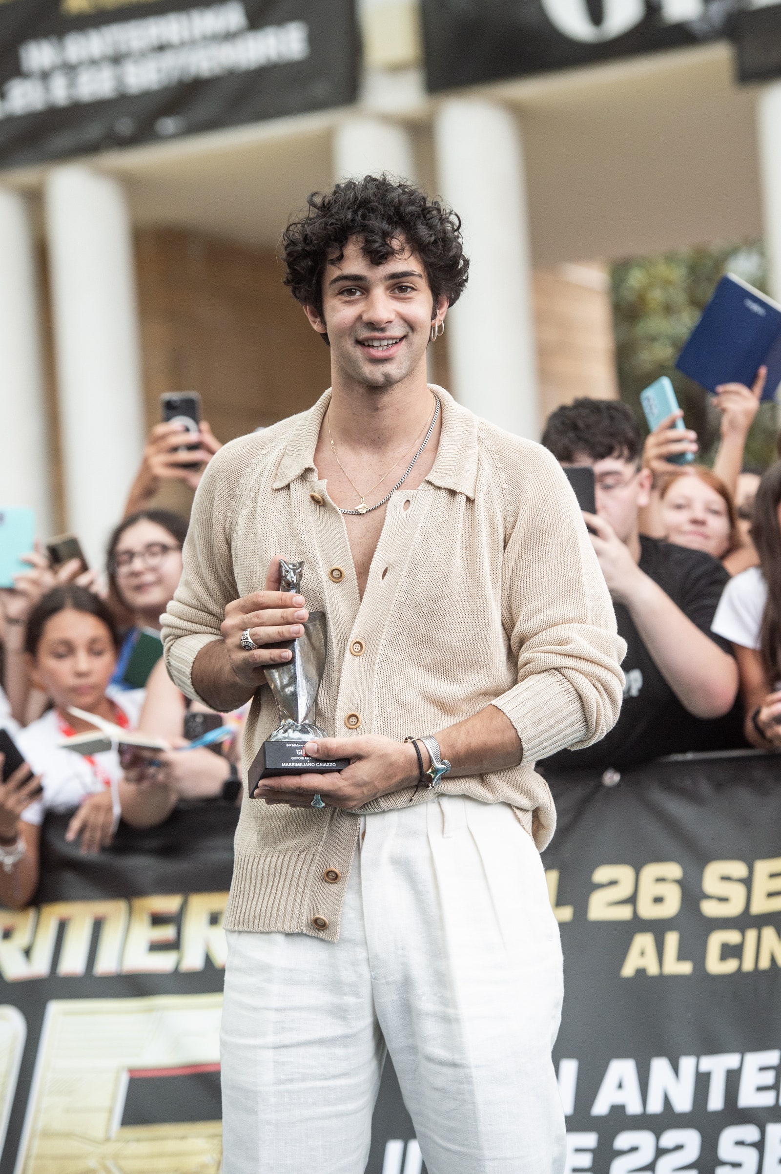 Massimiliano Caiazzo al photocall della cinquantaquattresima edizione del Giffoni Film Festival 2024 con il suo Giffoni...