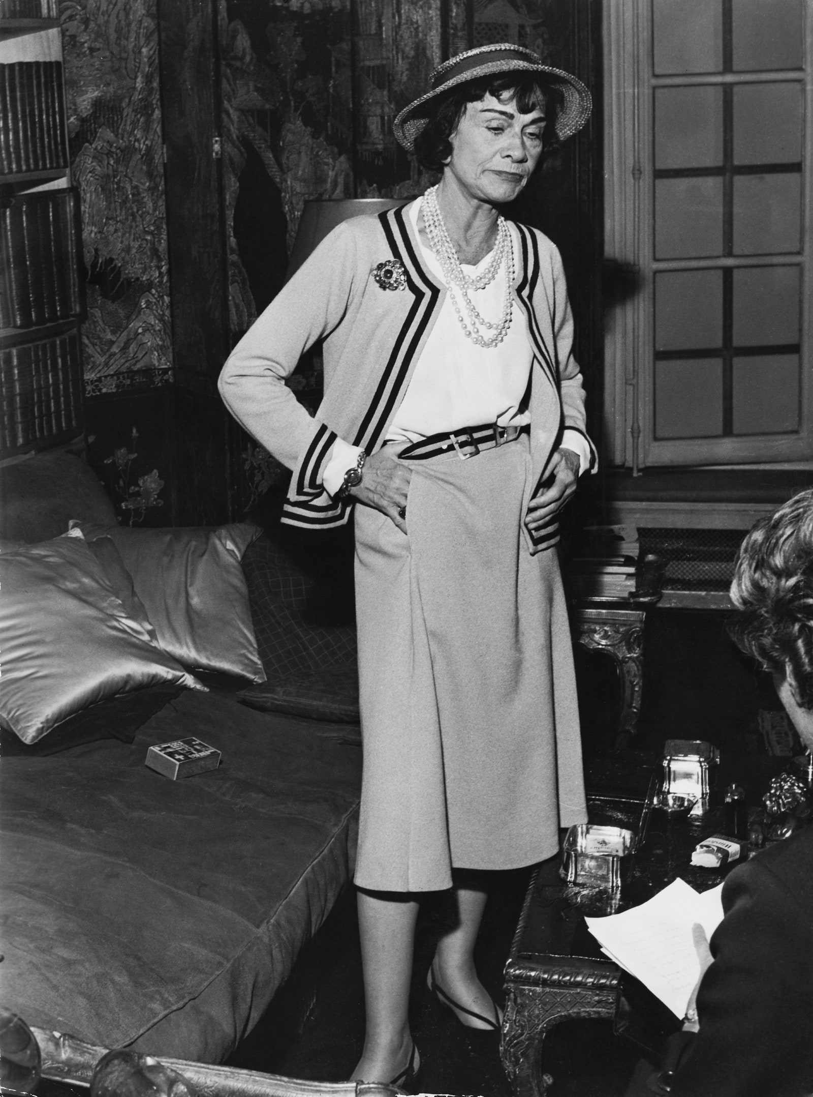 Coco Chanel en su departamento en 1960.