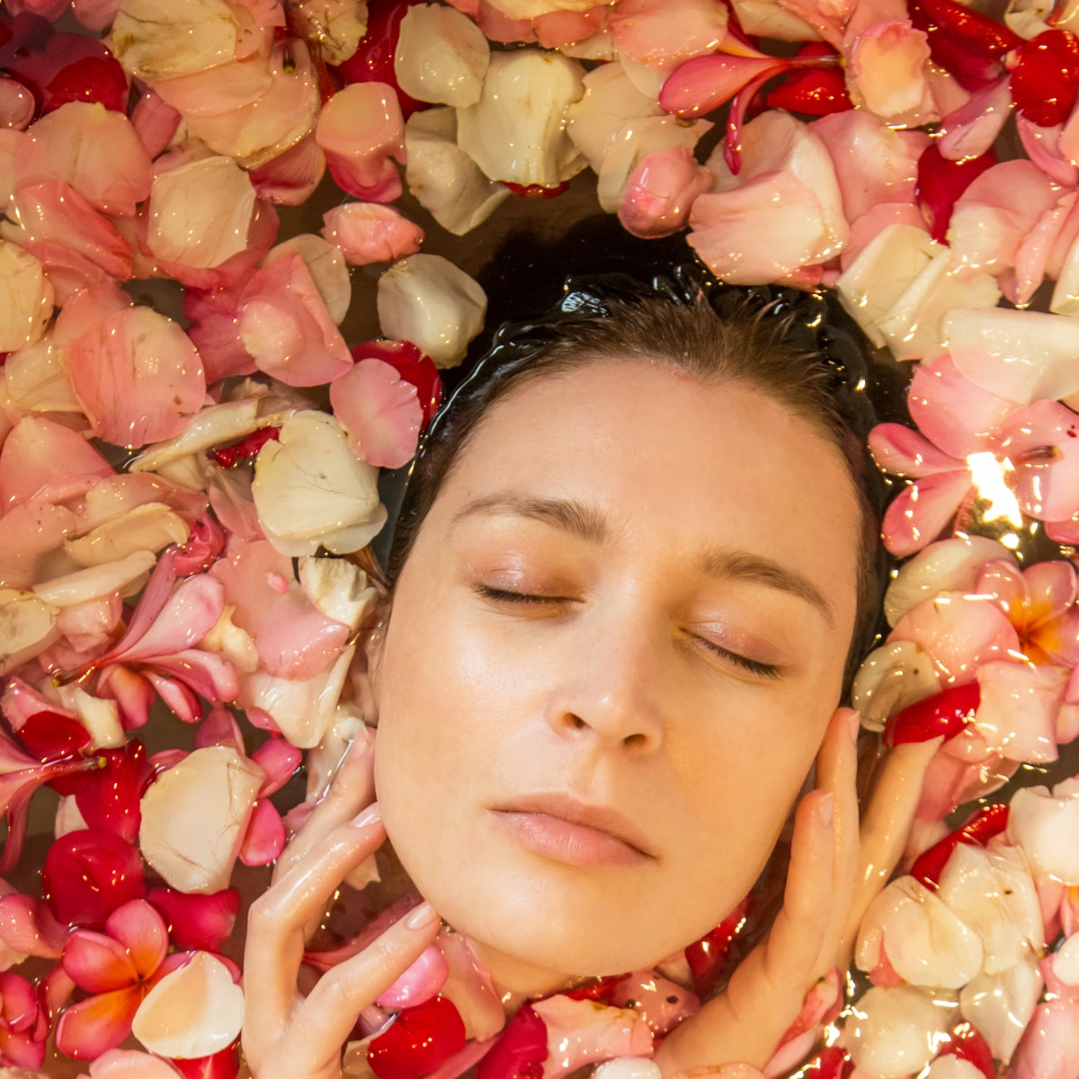Il potere gentile dell'acqua di rose: 8 buone ragioni per aggiungerla alla vostra routine di cura della pelle