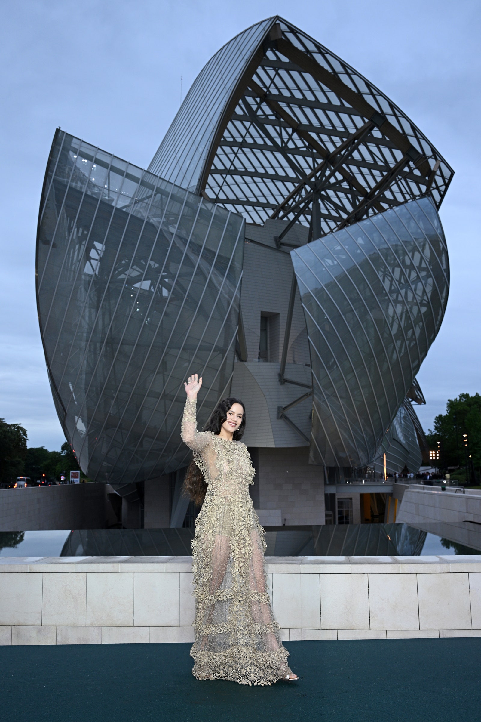 Rosalia in Dior all'evento Prelude to the Olympics. Il tutto si svolge presso la Fondation Louis Vuitton