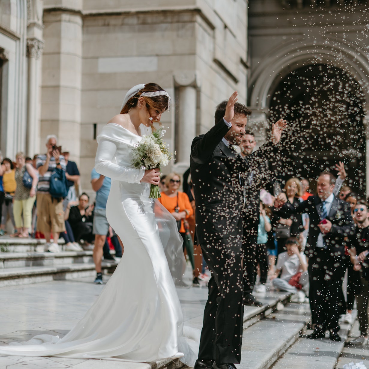 Il matrimonio a Napoli della stylist Roberta Astarita. La cerimonia nel Duomo, la festa sul mare e l'abito da sposa sartoriale