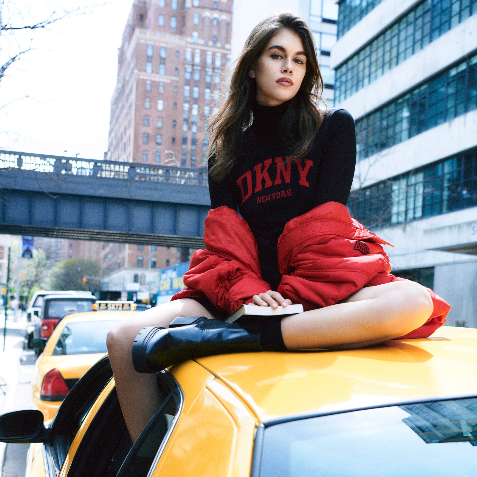 Buon compleanno DKNY! 35 anni celebrati con una collezione ad hoc e una nuova campagna con protagonista Kaia Gerber