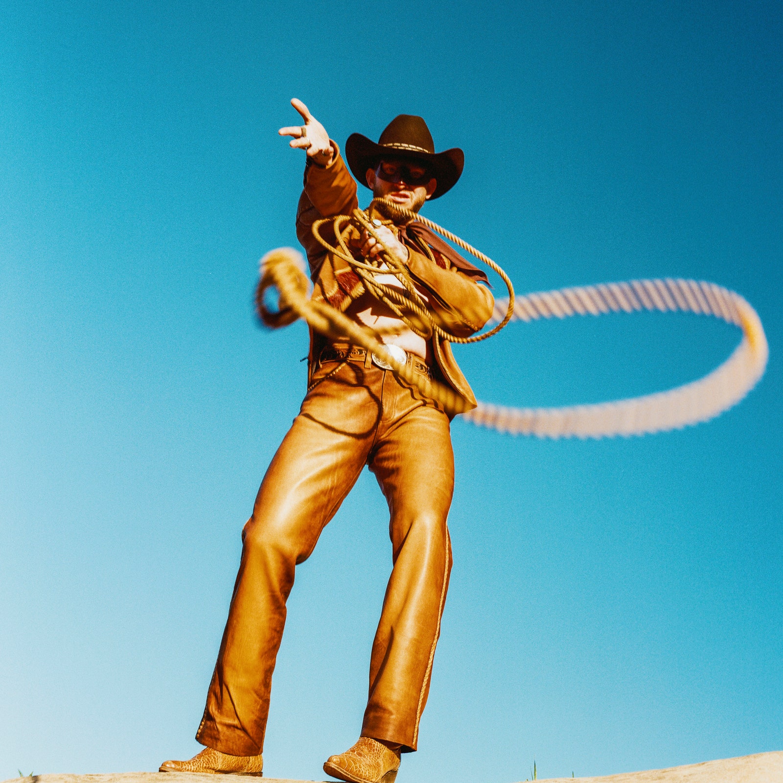 Orville Peck si racconta oltre la maschera: «Sono un cowboy ricoperto di diamanti»