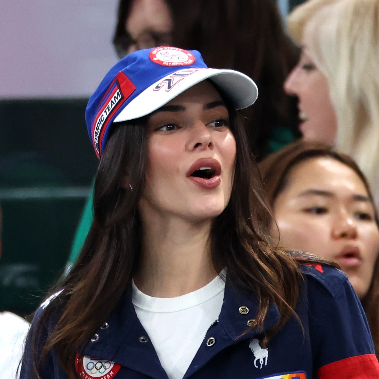 Kendall Jenner con il bomber da atleta e i mocassini ultra-chic, la combo inedita per le Olimpiadi