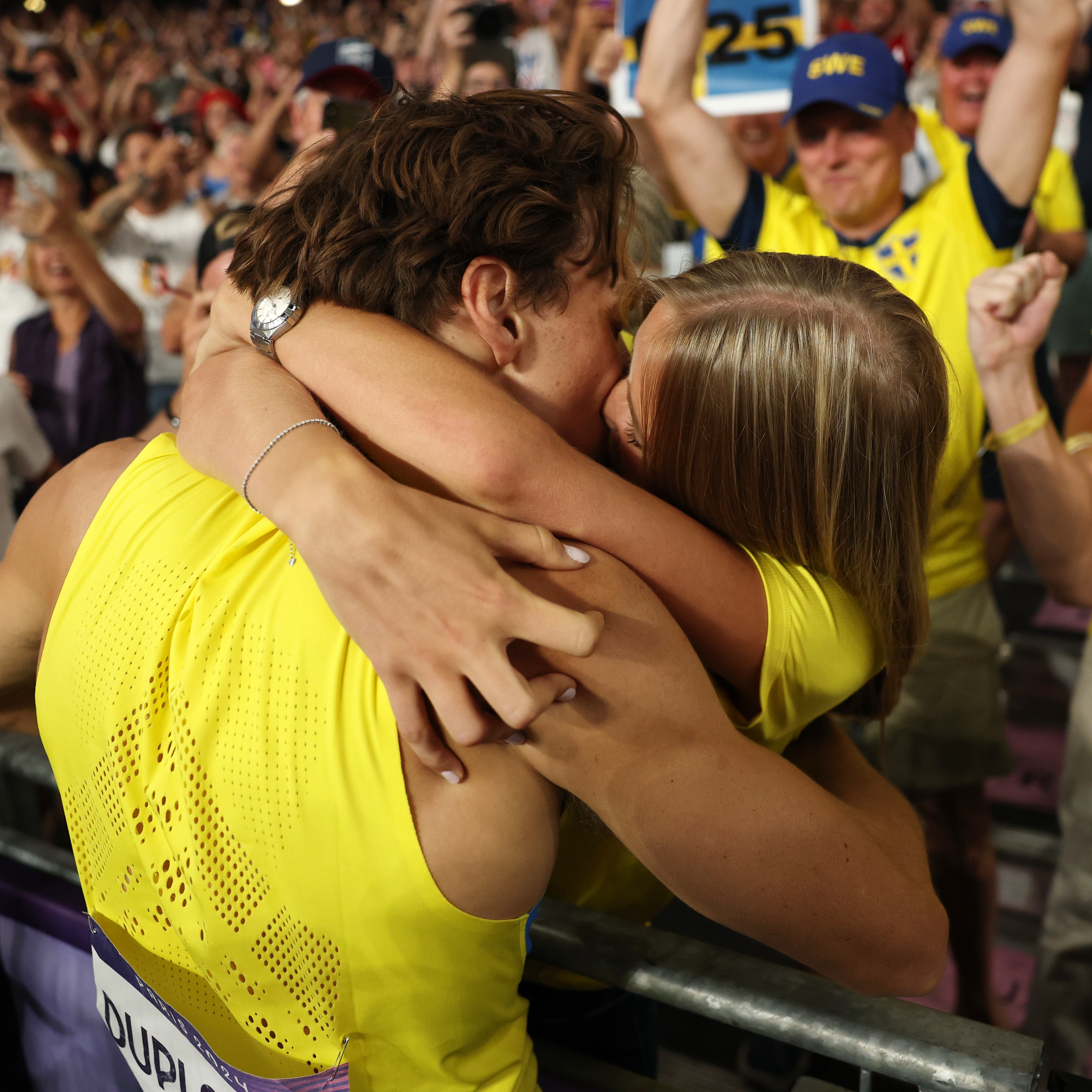 Armand Duplantis, il bacio alla fidanzata Desiré è stato il momento più romantico delle Olimpiadi 2024