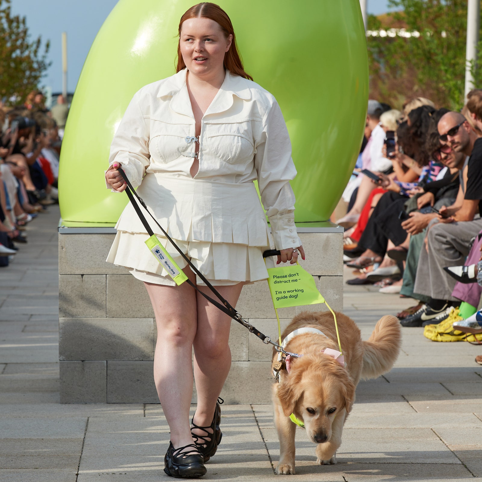 L'attivista non vedente Lucy Edwards ha sfilato per Sinéad O'Dwyer, Zalando Visionary Award 2024 alla Copenhagen Fashion Week