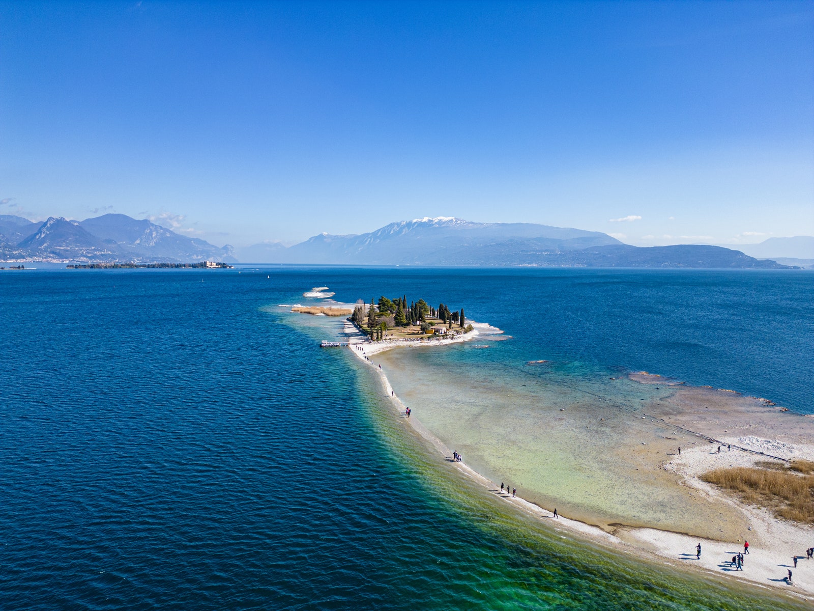 5 isole paradisiache della Lombardia: un weekend tra spiagge caraibiche, residenze d'artista e animali esotici