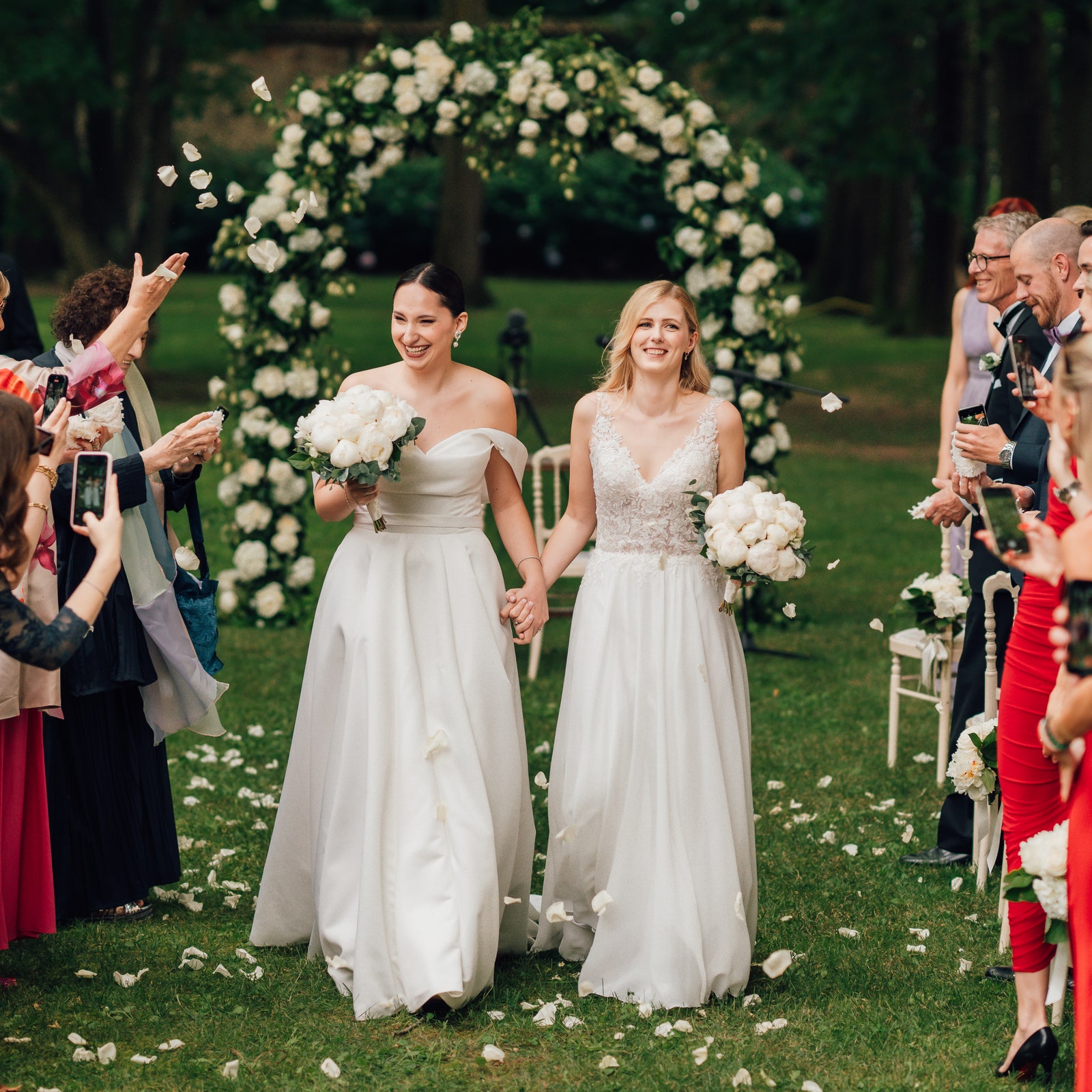 Matrimonio a Milano, in una villa storica. Il sì di Sibilla e Trine con abiti da sposa da principessa e scarpe e bouquet in coordinato