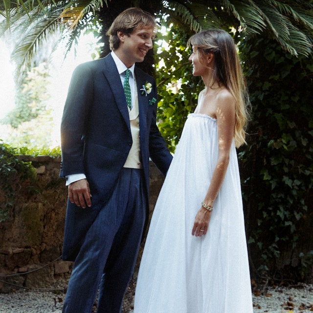 Il matrimonio a Porto Ercole di Mariuka Corsini e Aimone Ripa di Meana. L'abito da sposa è un layering di materiali preziosi