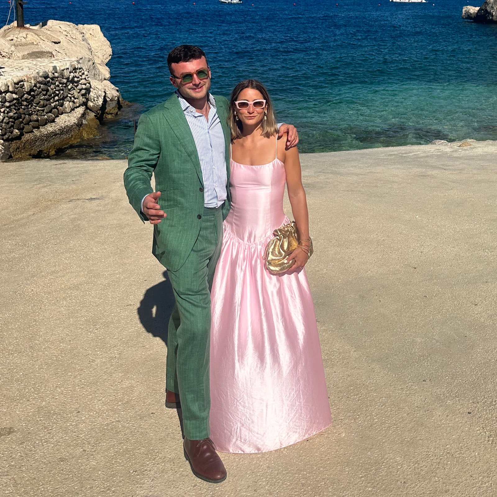 Questa sposa ha tinto di rosa il suo abito nuziale: lo ho trasformato nel look da cerimonia per il matrimonio dell'amica