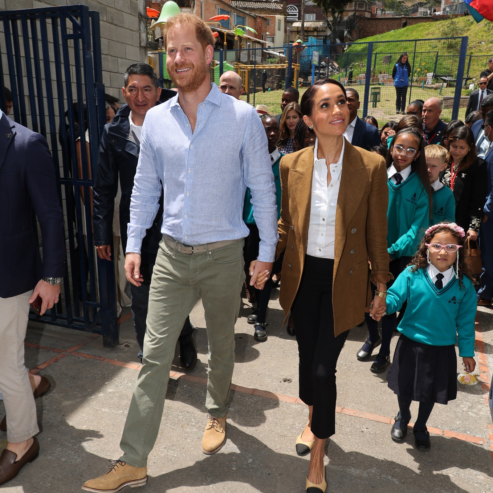 Meghan Markle con le ballerine slingback Chanel in Colombia reinventa il look da perfetta parisienne