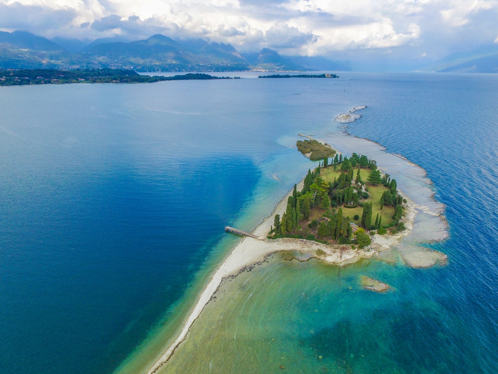 5 isole paradisiache della Lombardia un weekend tra spiagge caraibiche residenze d'artista e animali esotici