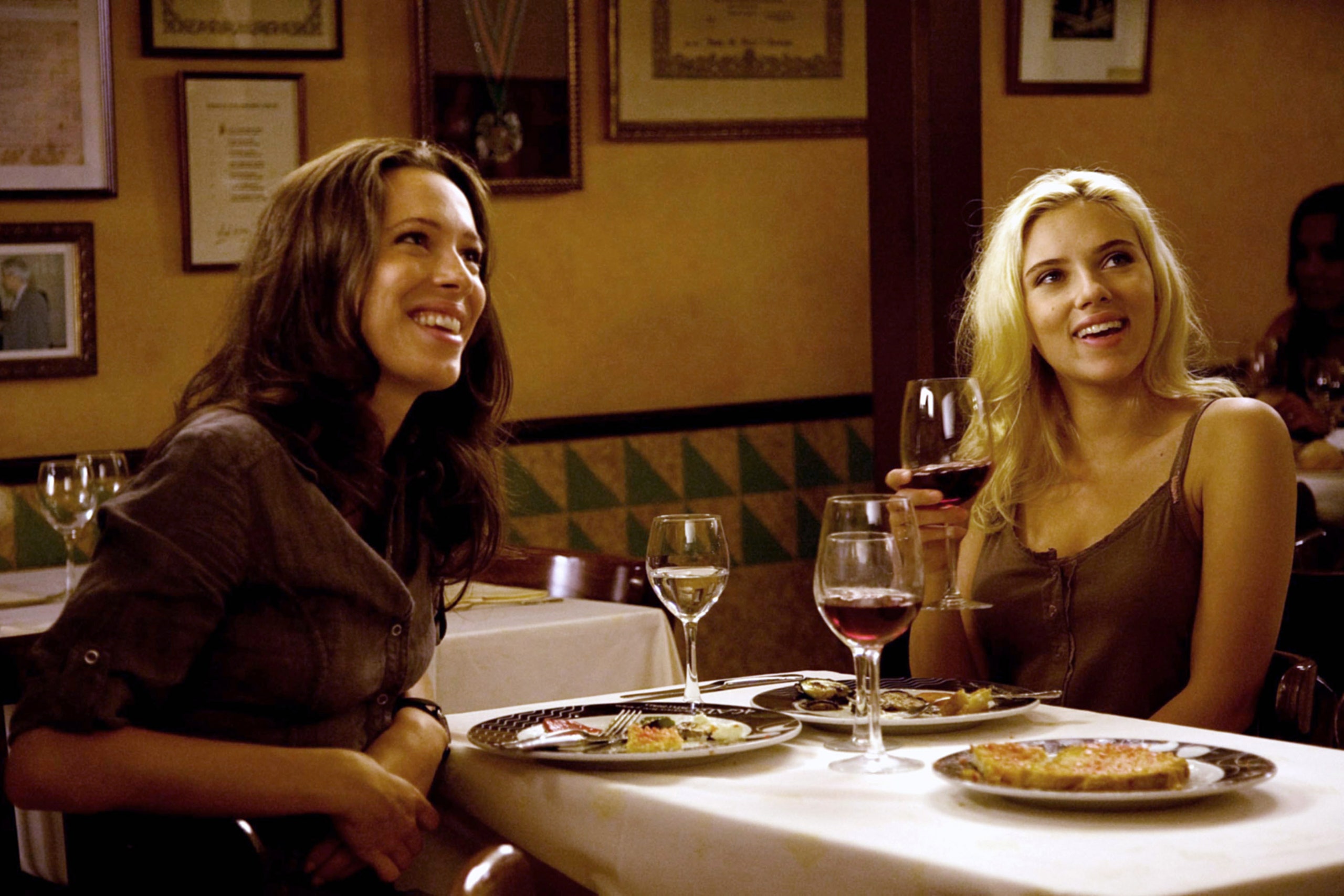 VICKY CRISTINA BARCELONA from left Rebecca Hall Scarlett Johansson 2008. ©Weinstein Companycourtesy Everett Collection