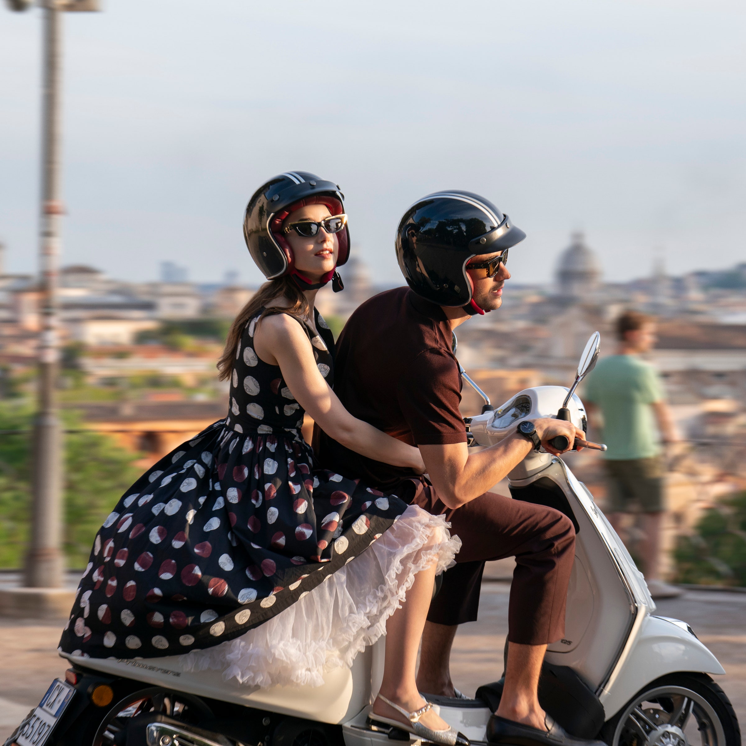 Emily in Paris, le prime foto in stile Vacanze romane con Lily Collins, Eugenio Franceschini e Raoul Bova