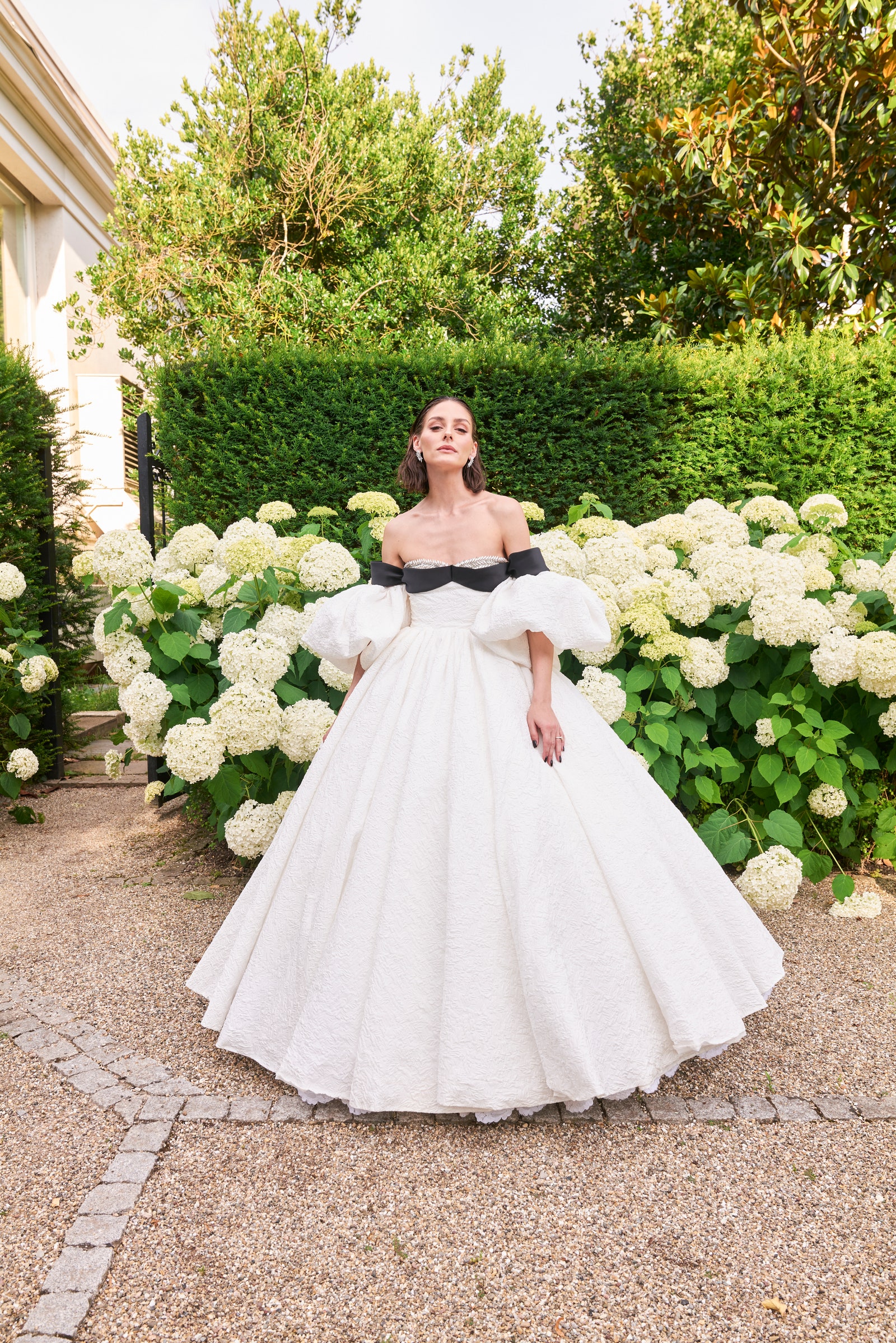 Abito da sposa bianco con dettaglio nero